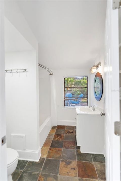 For Sale: $414,000 (2 beds, 2 baths, 959 Square Feet)