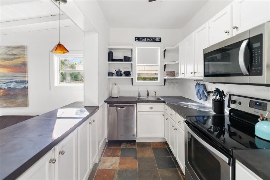 For Sale: $414,000 (2 beds, 2 baths, 959 Square Feet)