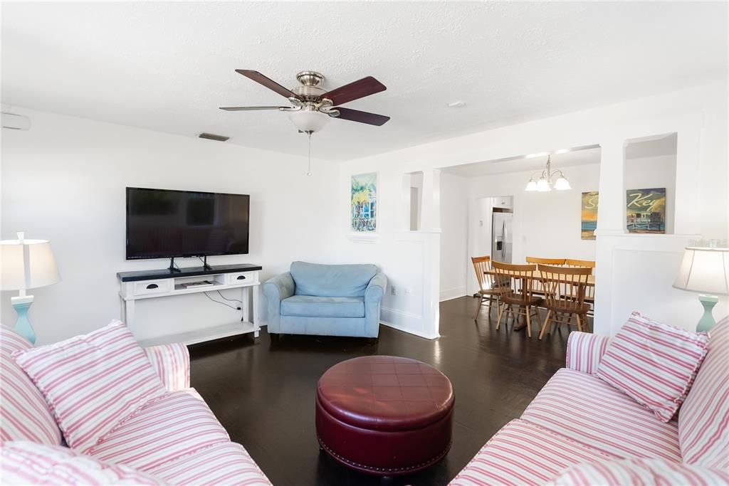 For Sale: $414,000 (2 beds, 2 baths, 959 Square Feet)