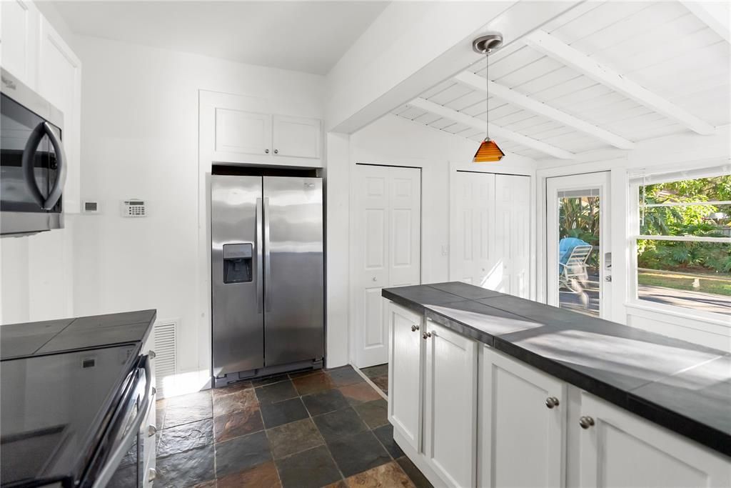 For Sale: $414,000 (2 beds, 2 baths, 959 Square Feet)