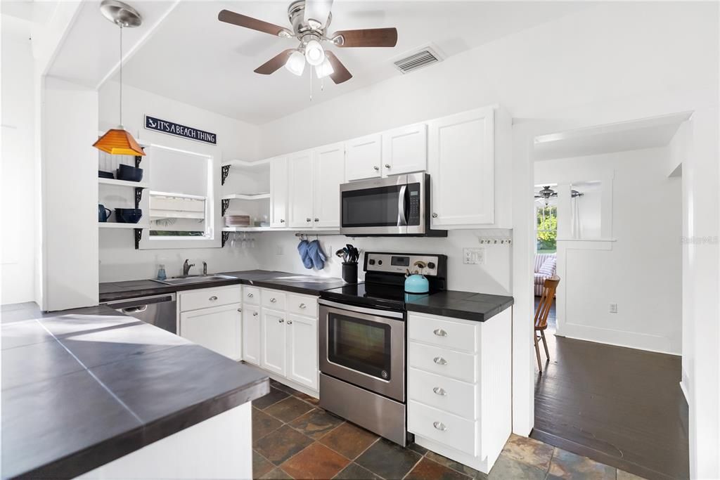 For Sale: $414,000 (2 beds, 2 baths, 959 Square Feet)