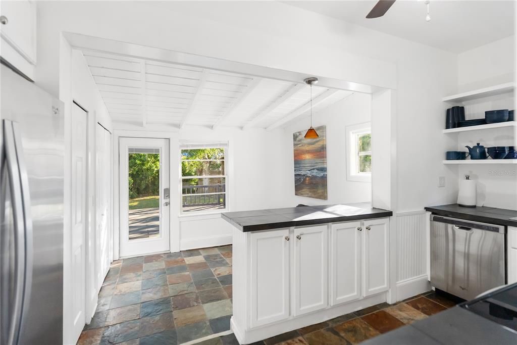 For Sale: $414,000 (2 beds, 2 baths, 959 Square Feet)