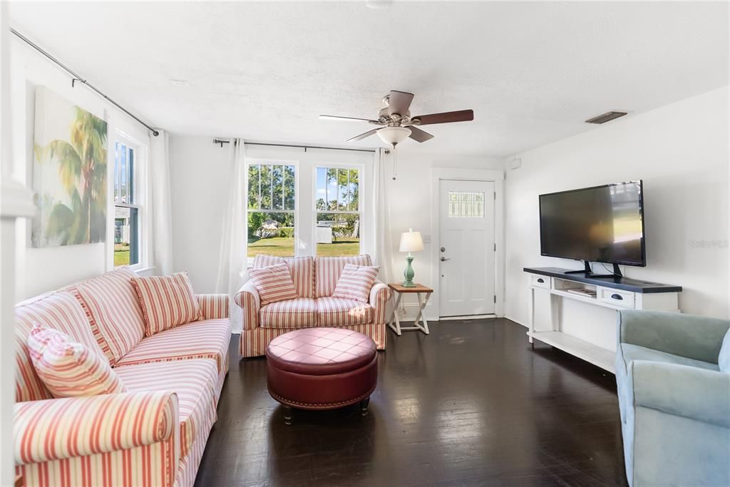 For Sale: $414,000 (2 beds, 2 baths, 959 Square Feet)