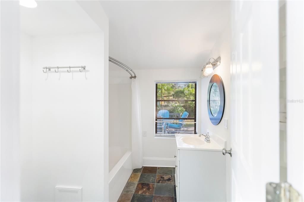 For Sale: $414,000 (2 beds, 2 baths, 959 Square Feet)