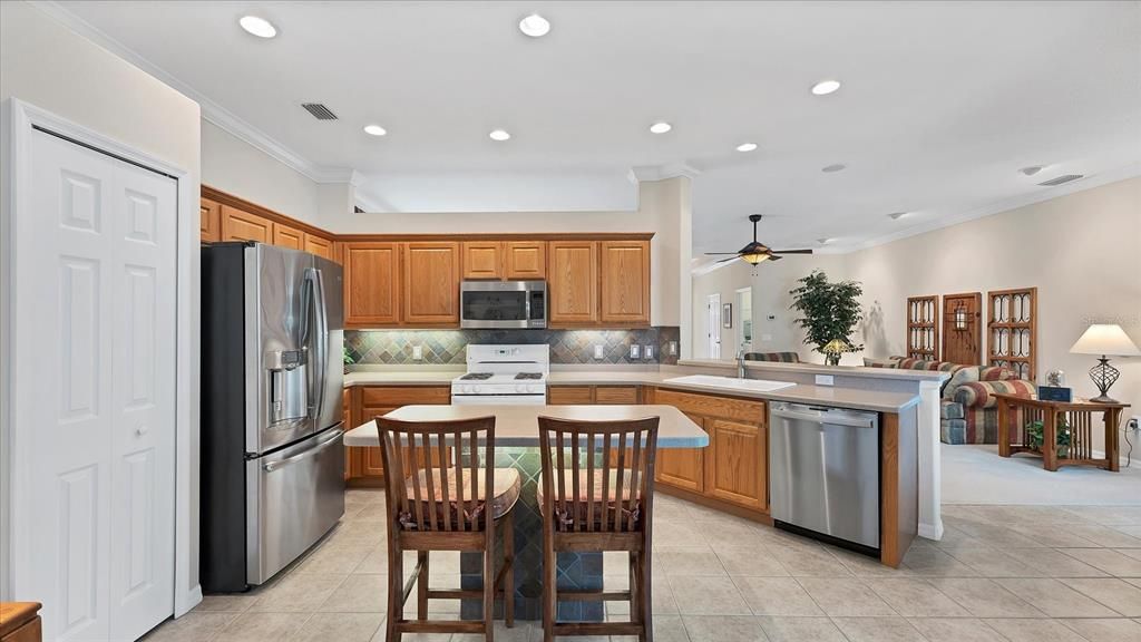 合同活跃: $525,000 (3 贝兹, 2 浴室, 2073 平方英尺)