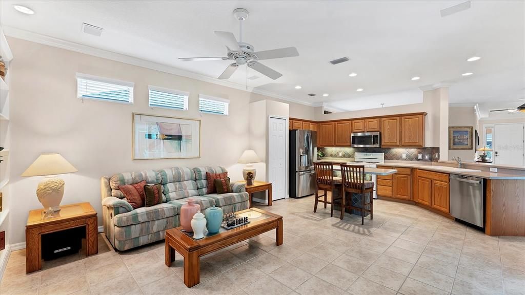 合同活跃: $525,000 (3 贝兹, 2 浴室, 2073 平方英尺)