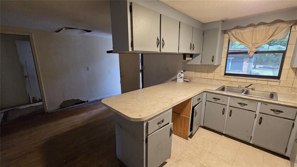 For Sale: $189,900 (2 beds, 2 baths, 1125 Square Feet)