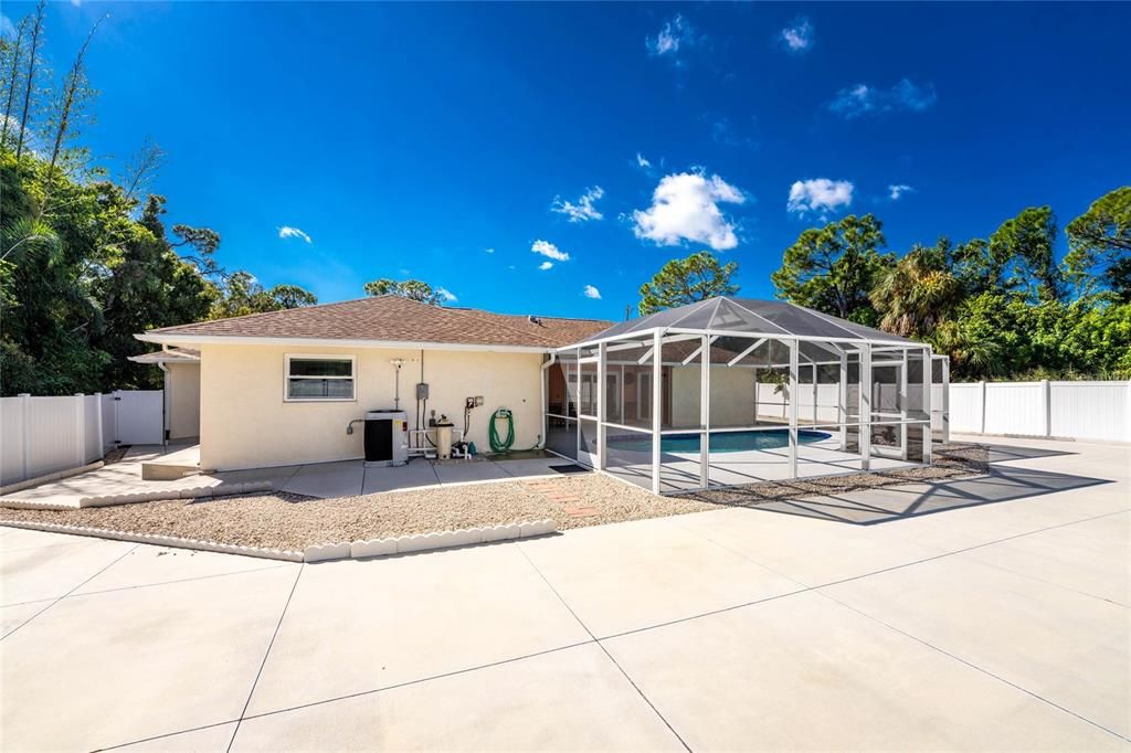 For Sale: $599,001 (2 beds, 2 baths, 1637 Square Feet)