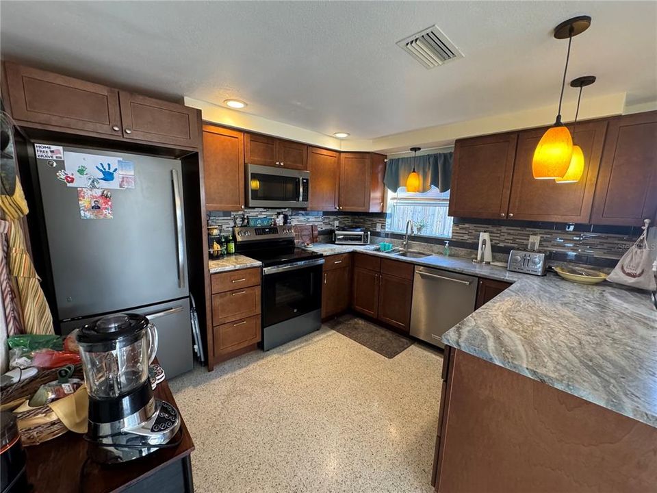 For Sale: $259,999 (3 beds, 1 baths, 1276 Square Feet)