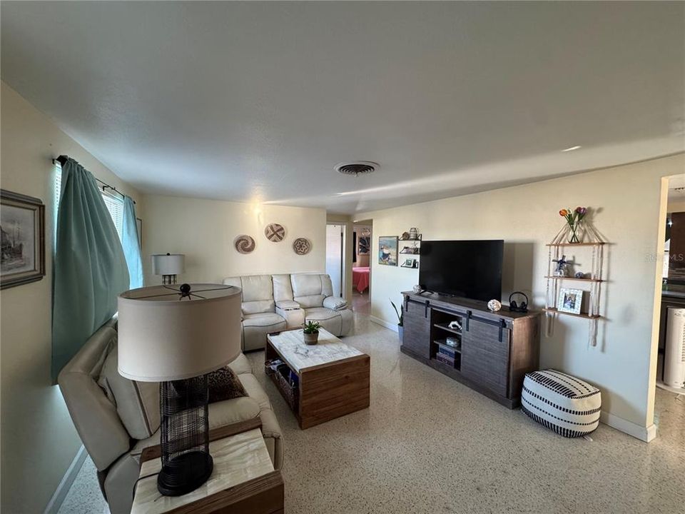 For Sale: $259,999 (3 beds, 1 baths, 1276 Square Feet)