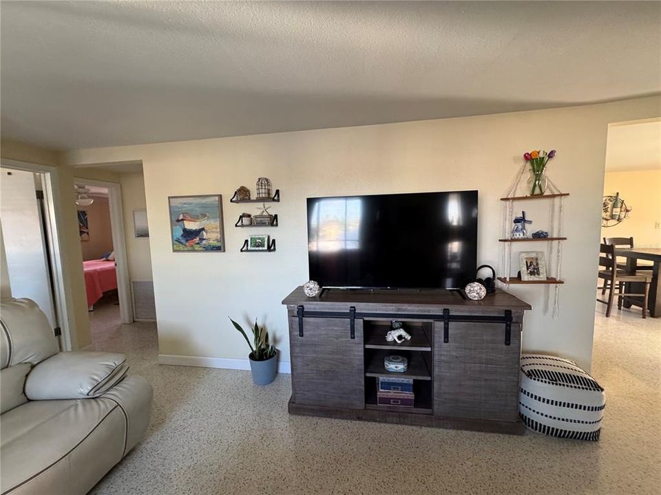 For Sale: $259,999 (3 beds, 1 baths, 1276 Square Feet)