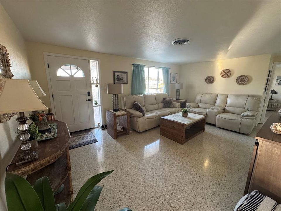 For Sale: $259,999 (3 beds, 1 baths, 1276 Square Feet)