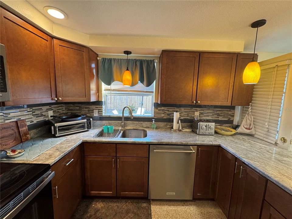 For Sale: $259,999 (3 beds, 1 baths, 1276 Square Feet)