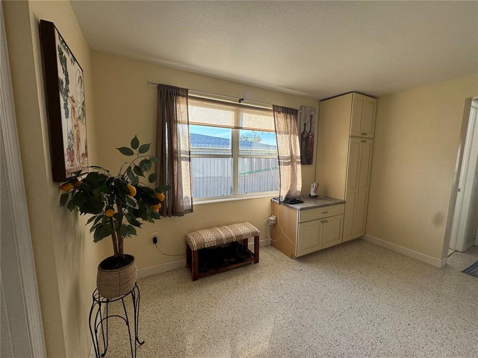 For Sale: $259,999 (3 beds, 1 baths, 1276 Square Feet)