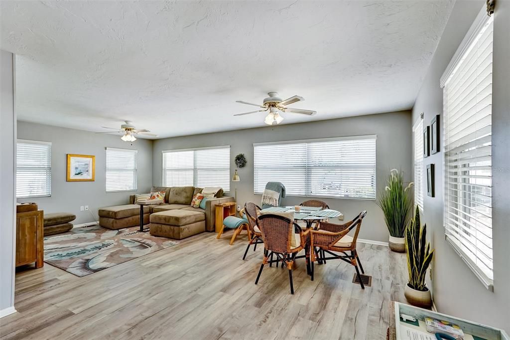 待售: $399,999 (2 贝兹, 2 浴室, 1339 平方英尺)