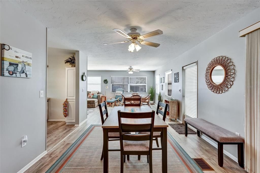 待售: $399,999 (2 贝兹, 2 浴室, 1339 平方英尺)