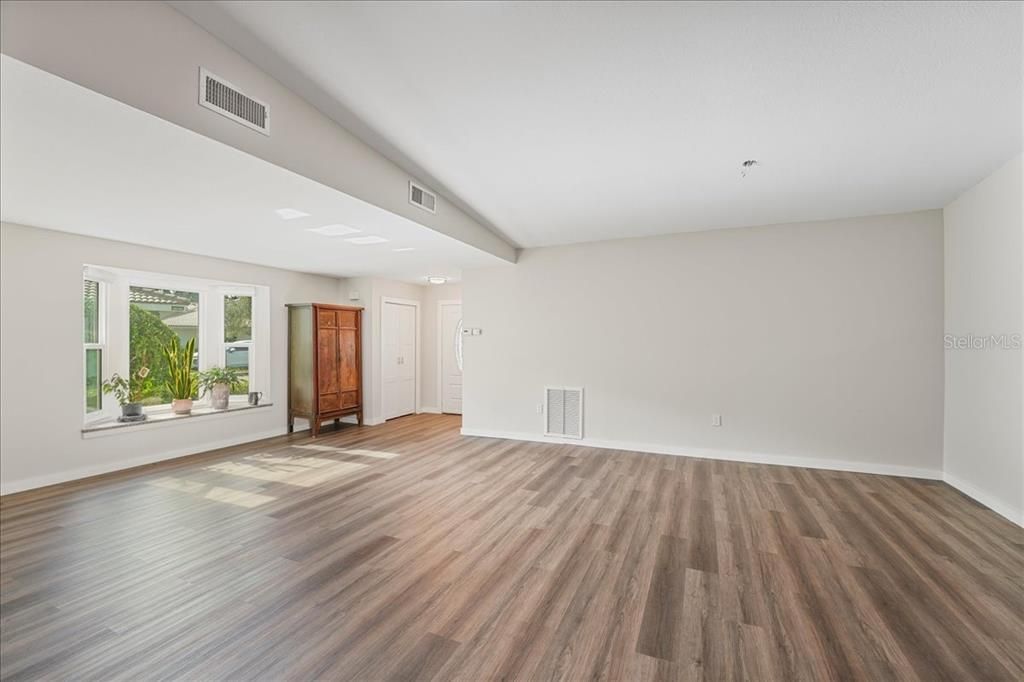 Active With Contract: $315,000 (2 beds, 2 baths, 1531 Square Feet)