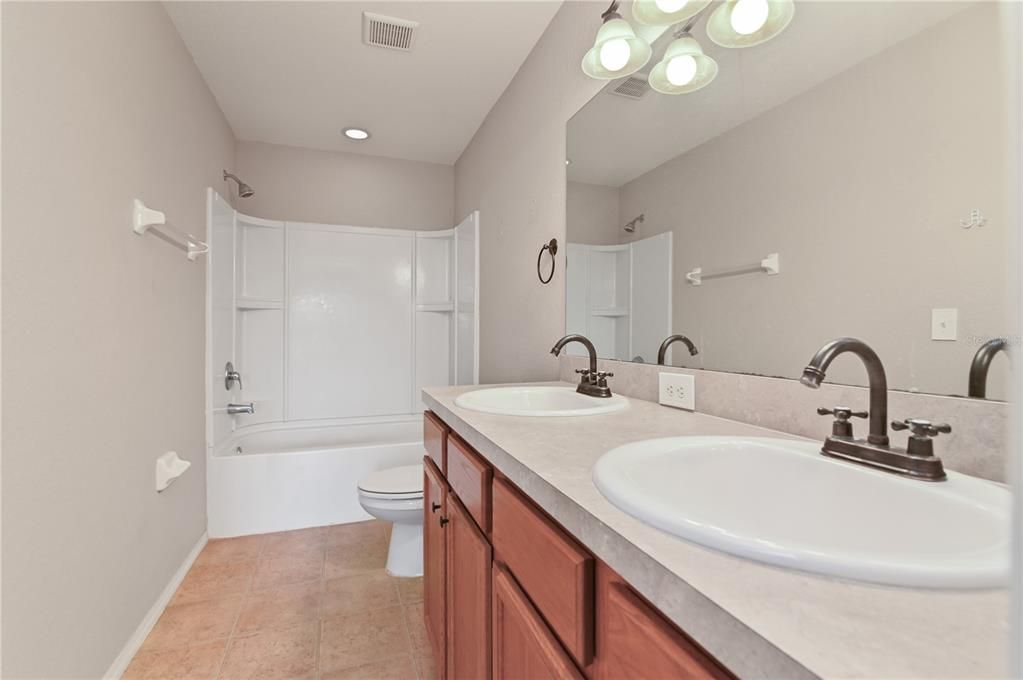 合同活跃: $275,000 (3 贝兹, 2 浴室, 1367 平方英尺)