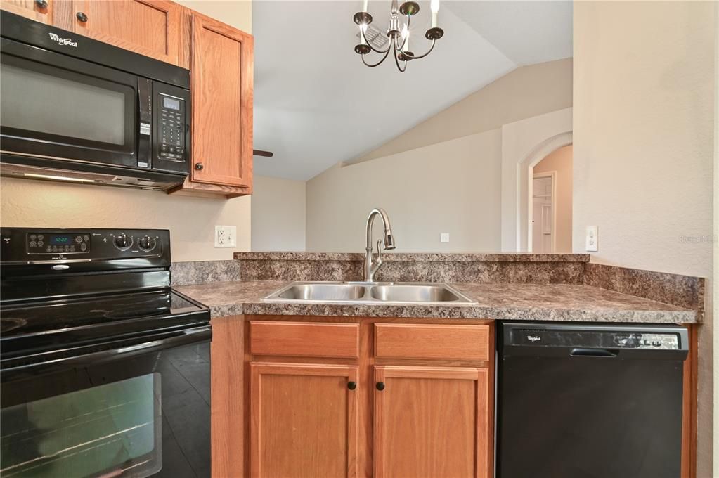 合同活跃: $275,000 (3 贝兹, 2 浴室, 1367 平方英尺)