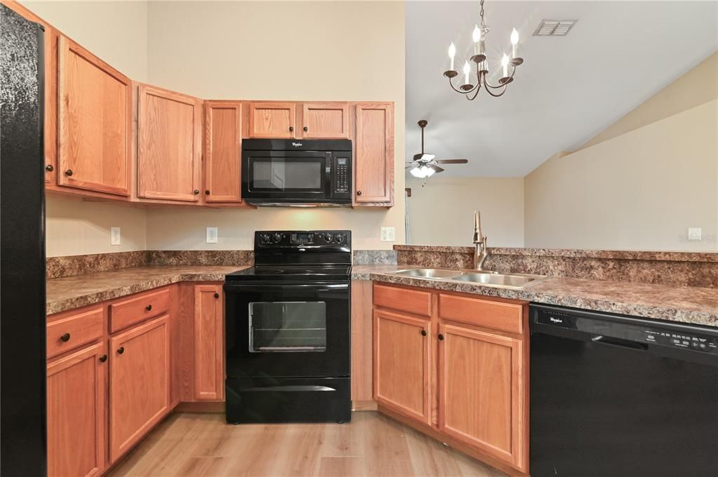 合同活跃: $275,000 (3 贝兹, 2 浴室, 1367 平方英尺)