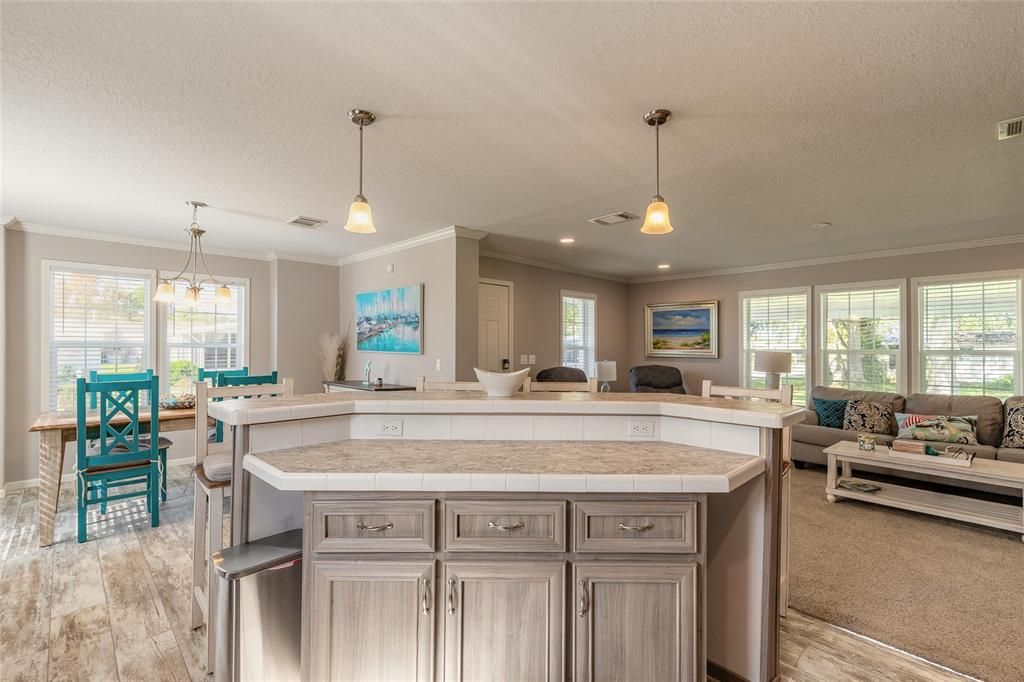 待售: $275,000 (2 贝兹, 2 浴室, 1442 平方英尺)