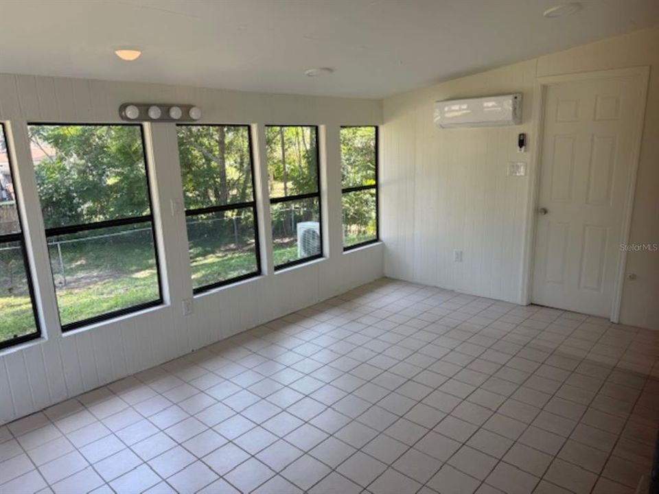 For Sale: $145,000 (2 beds, 1 baths, 1053 Square Feet)