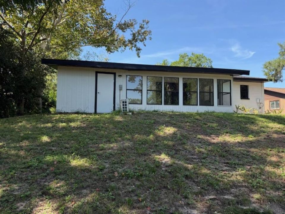 For Sale: $145,000 (2 beds, 1 baths, 1053 Square Feet)