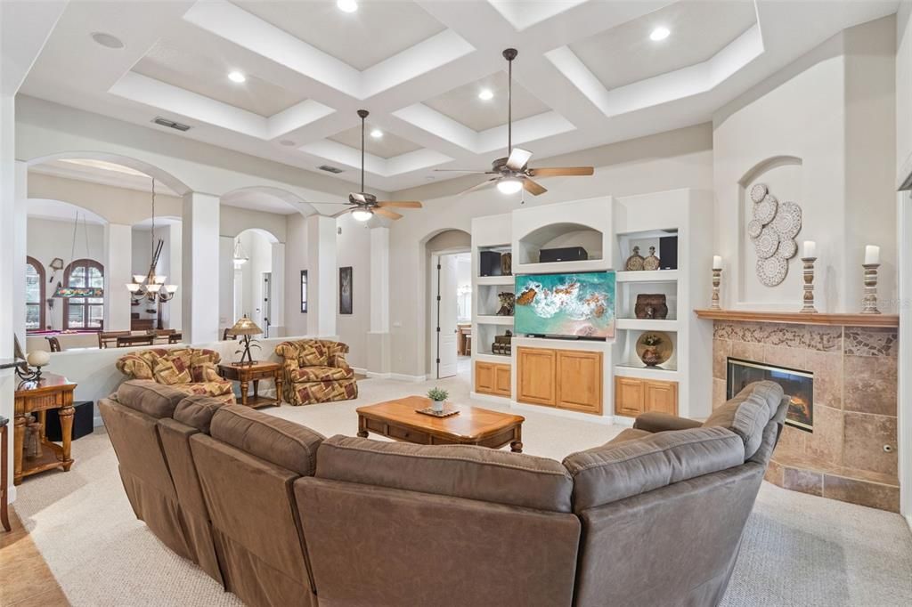 Под контрактом: $795,000 (4 спален, 3 ванн, 3567 Квадратных фут)