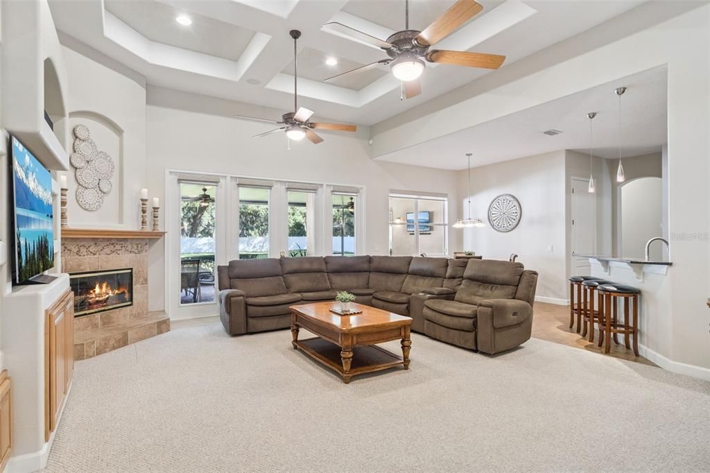 Под контрактом: $795,000 (4 спален, 3 ванн, 3567 Квадратных фут)