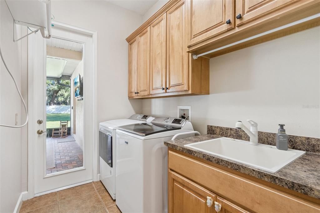 Под контрактом: $795,000 (4 спален, 3 ванн, 3567 Квадратных фут)