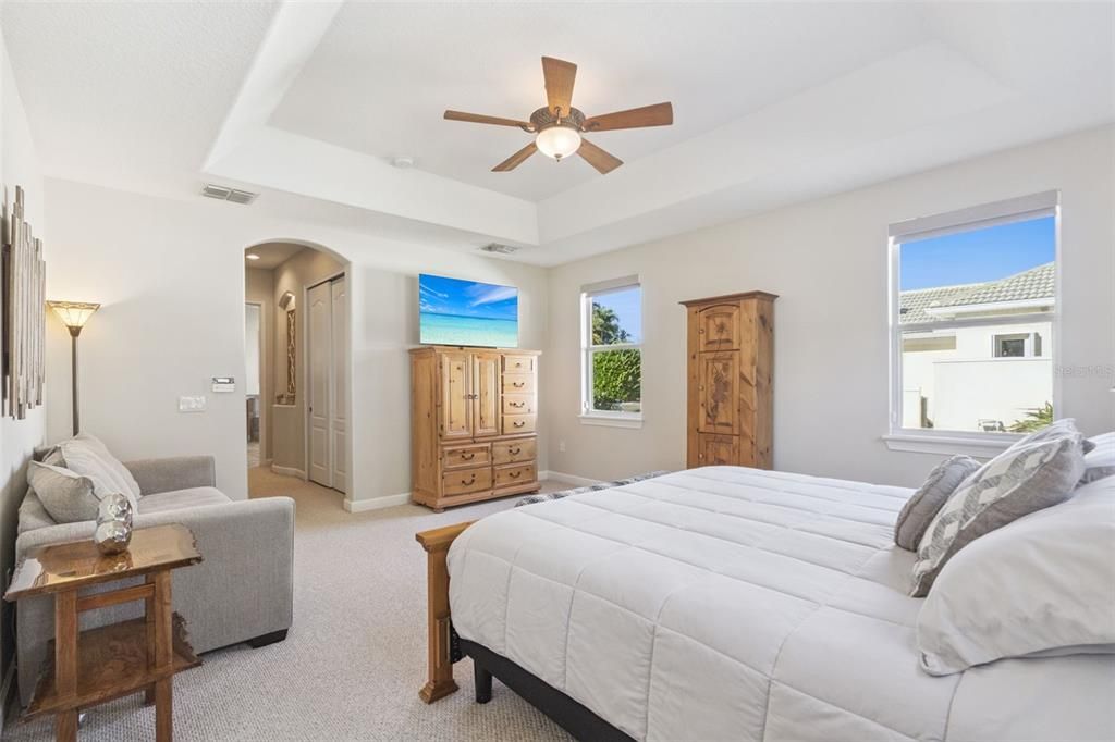 Под контрактом: $795,000 (4 спален, 3 ванн, 3567 Квадратных фут)