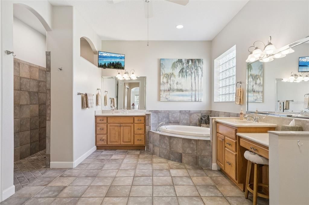 Под контрактом: $795,000 (4 спален, 3 ванн, 3567 Квадратных фут)