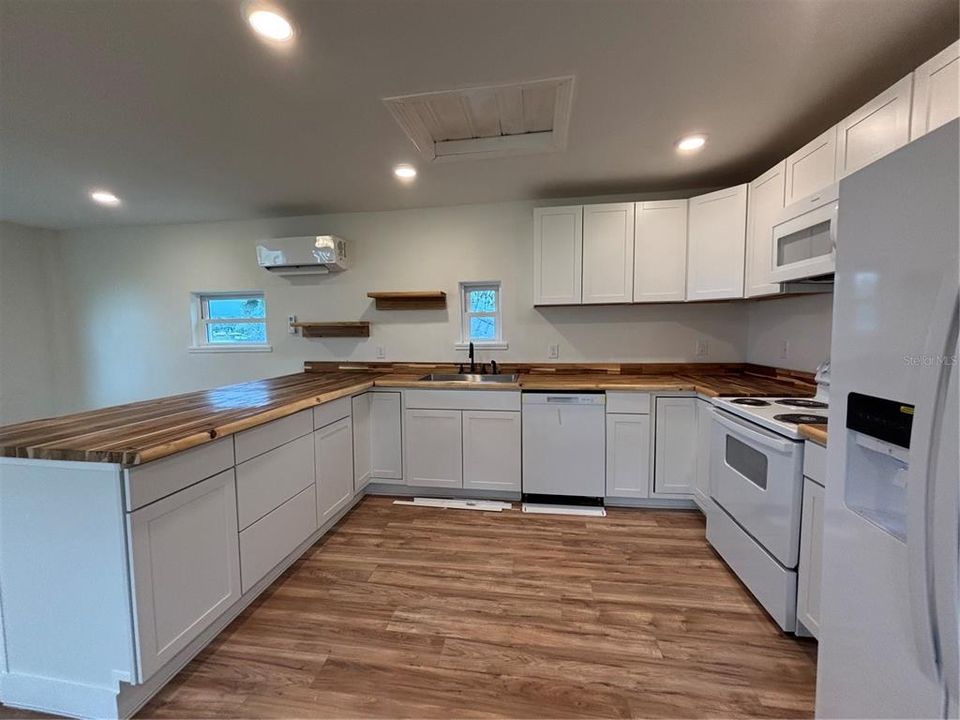 待售: $795,000 (4 贝兹, 3 浴室, 2800 平方英尺)