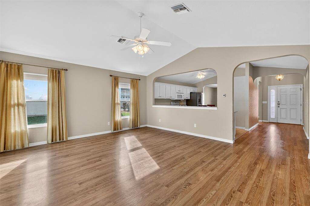 Под контрактом: $299,900 (3 спален, 2 ванн, 1695 Квадратных фут)