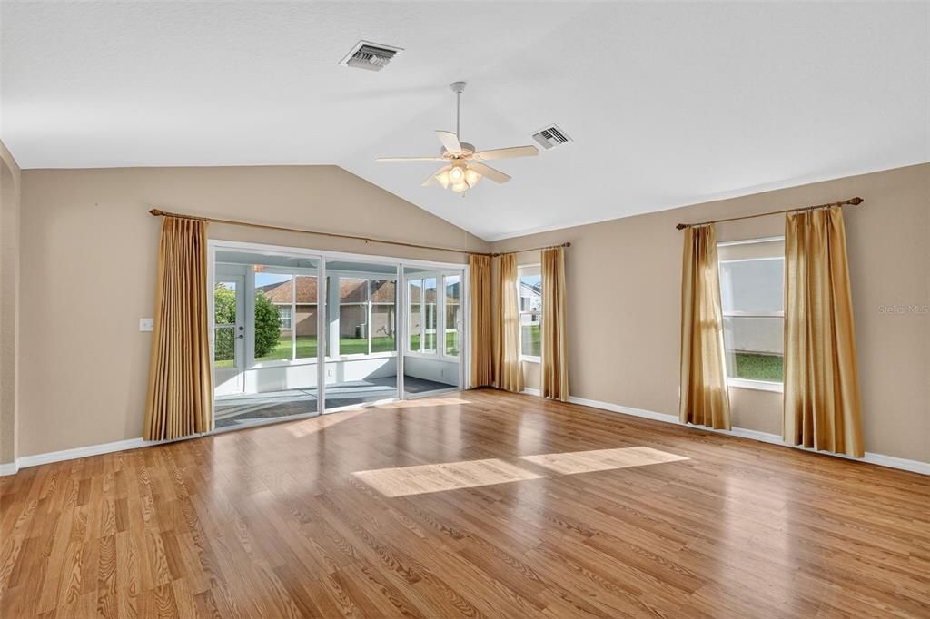 Под контрактом: $299,900 (3 спален, 2 ванн, 1695 Квадратных фут)