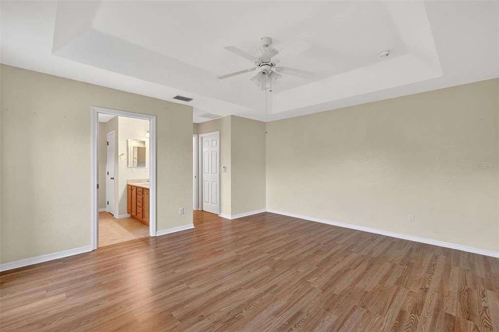 Под контрактом: $299,900 (3 спален, 2 ванн, 1695 Квадратных фут)