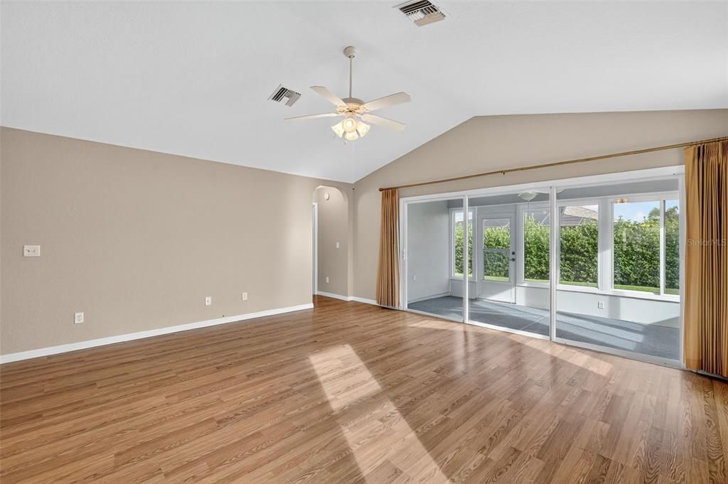 Под контрактом: $299,900 (3 спален, 2 ванн, 1695 Квадратных фут)