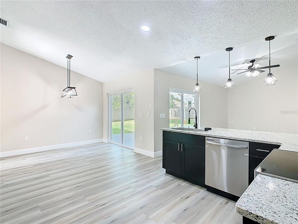 Под контрактом: $307,000 (4 спален, 2 ванн, 1652 Квадратных фут)