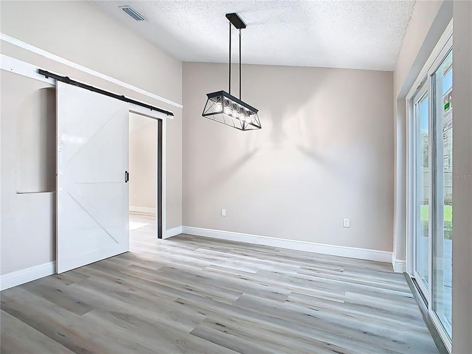 Под контрактом: $307,000 (4 спален, 2 ванн, 1652 Квадратных фут)