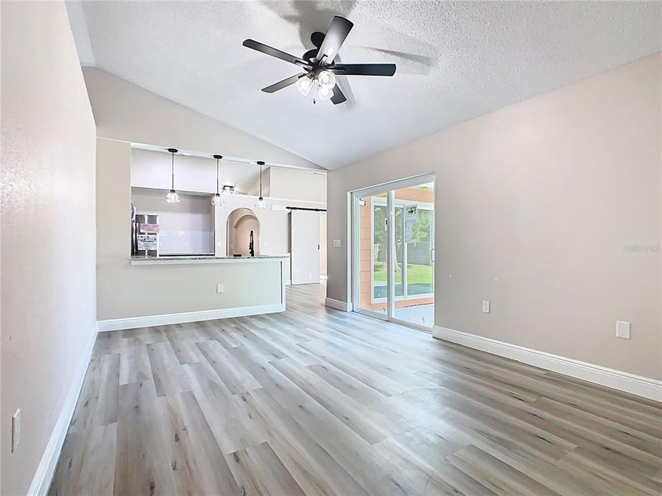 Под контрактом: $307,000 (4 спален, 2 ванн, 1652 Квадратных фут)