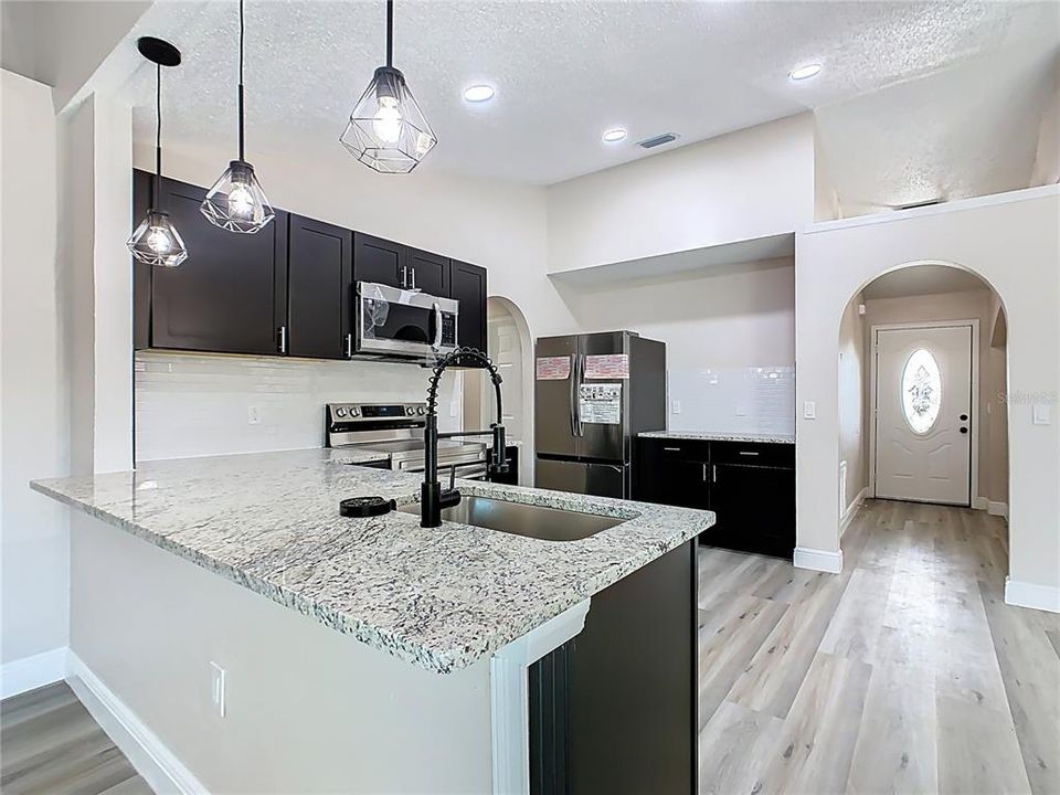 Под контрактом: $307,000 (4 спален, 2 ванн, 1652 Квадратных фут)