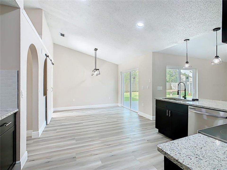 Под контрактом: $307,000 (4 спален, 2 ванн, 1652 Квадратных фут)