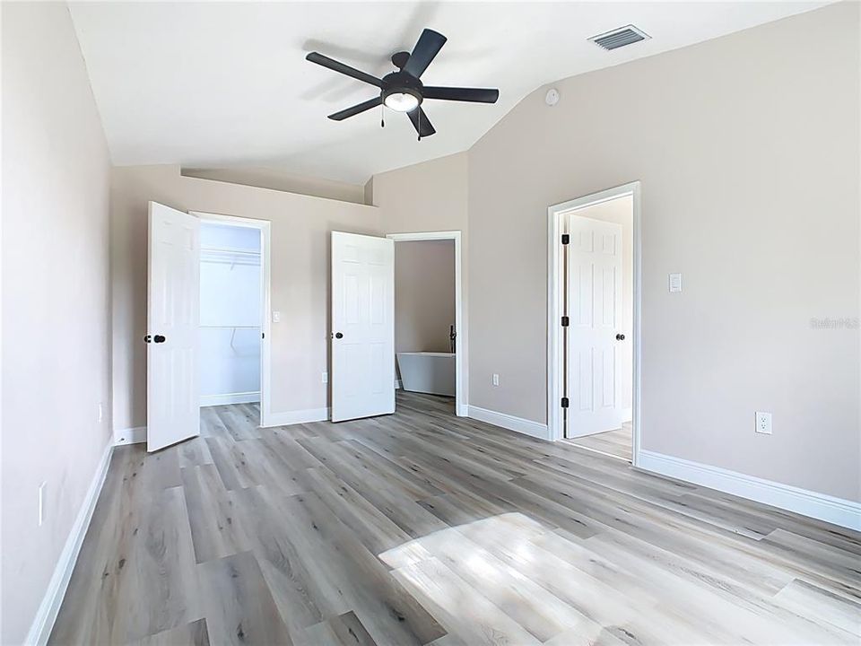 Под контрактом: $307,000 (4 спален, 2 ванн, 1652 Квадратных фут)