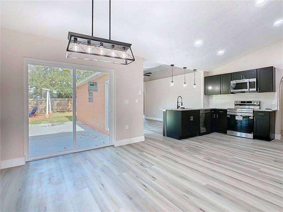 Под контрактом: $307,000 (4 спален, 2 ванн, 1652 Квадратных фут)