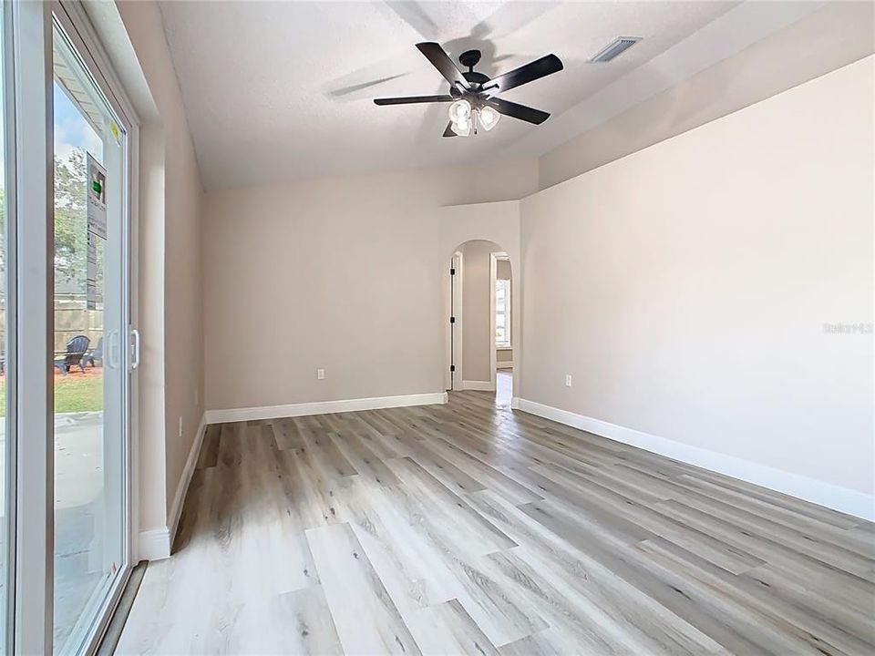 Под контрактом: $307,000 (4 спален, 2 ванн, 1652 Квадратных фут)