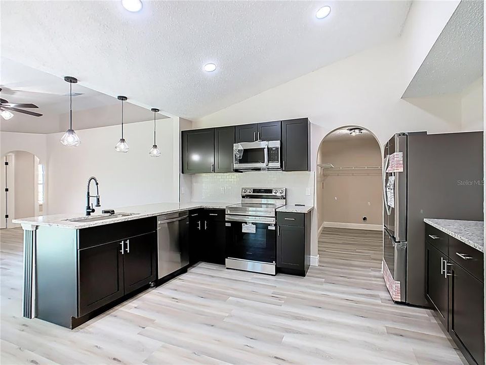 Под контрактом: $307,000 (4 спален, 2 ванн, 1652 Квадратных фут)