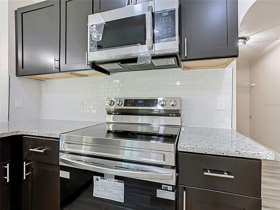 Под контрактом: $307,000 (4 спален, 2 ванн, 1652 Квадратных фут)