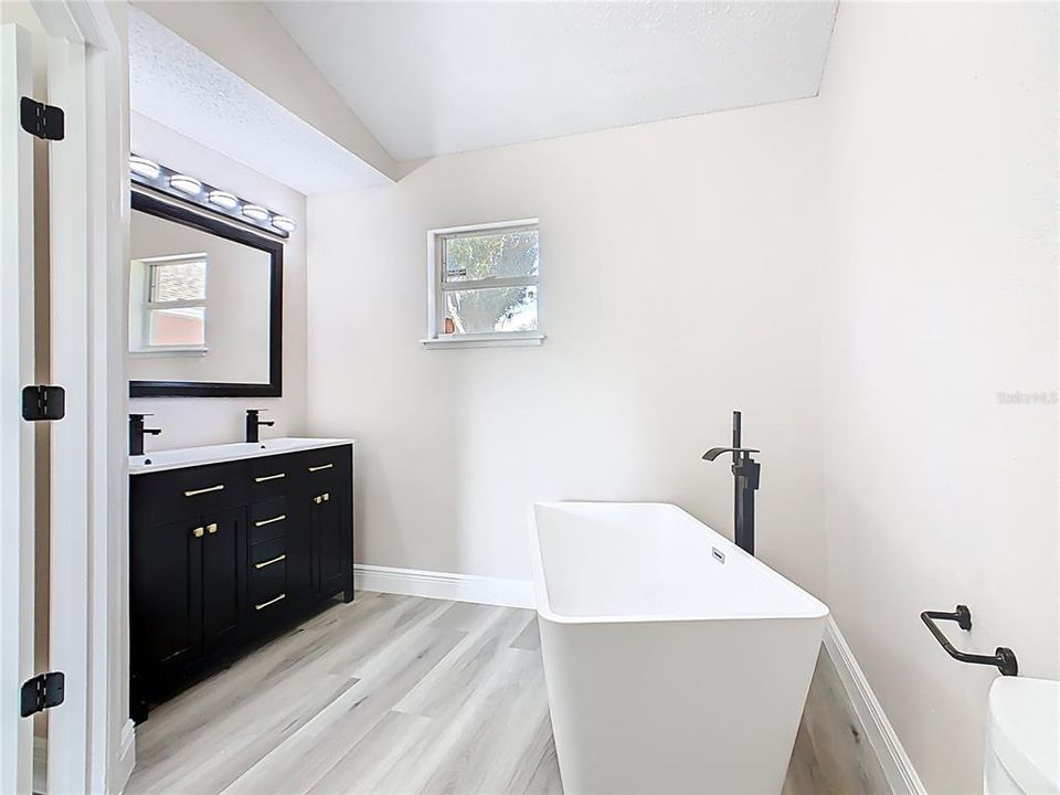 Под контрактом: $307,000 (4 спален, 2 ванн, 1652 Квадратных фут)