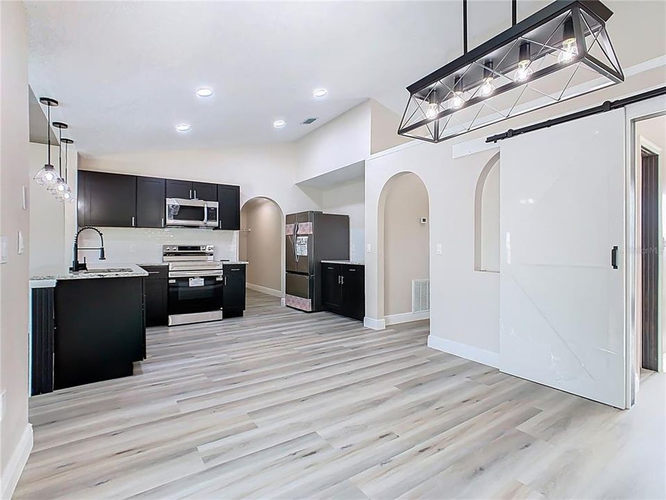 Под контрактом: $307,000 (4 спален, 2 ванн, 1652 Квадратных фут)