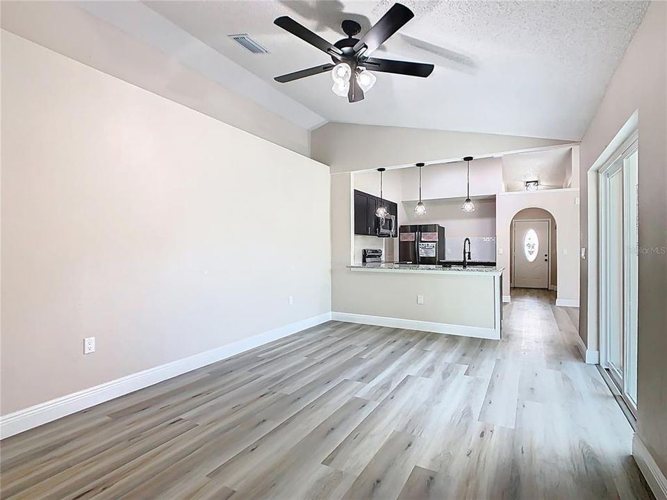 Под контрактом: $307,000 (4 спален, 2 ванн, 1652 Квадратных фут)